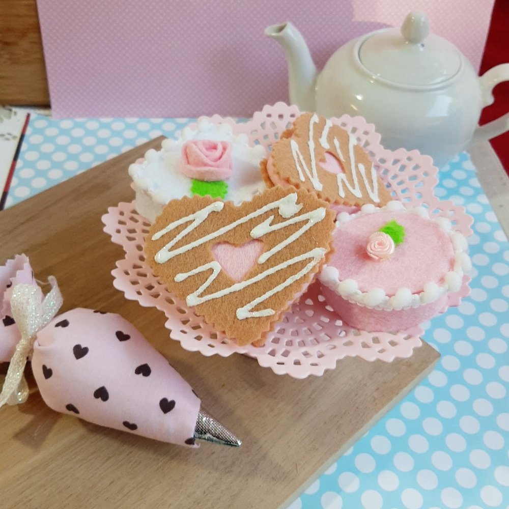 Pretty PINK TREATS KIDS  FELT PRETEND PLAY SET !